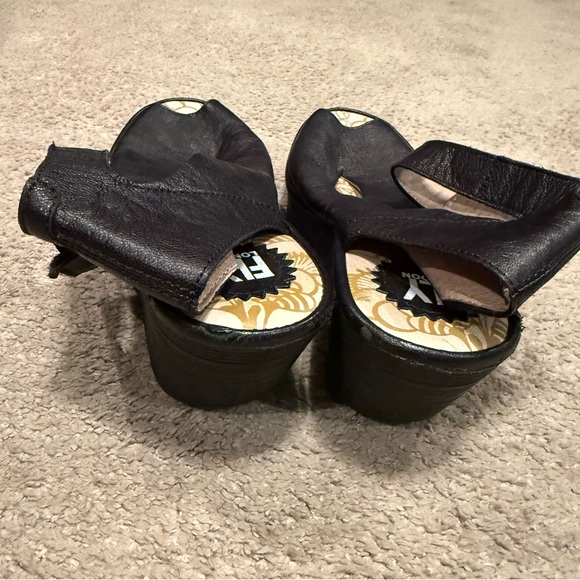 Size 9.5 Fly London Black Women's Sandals - Picture 4 of 6